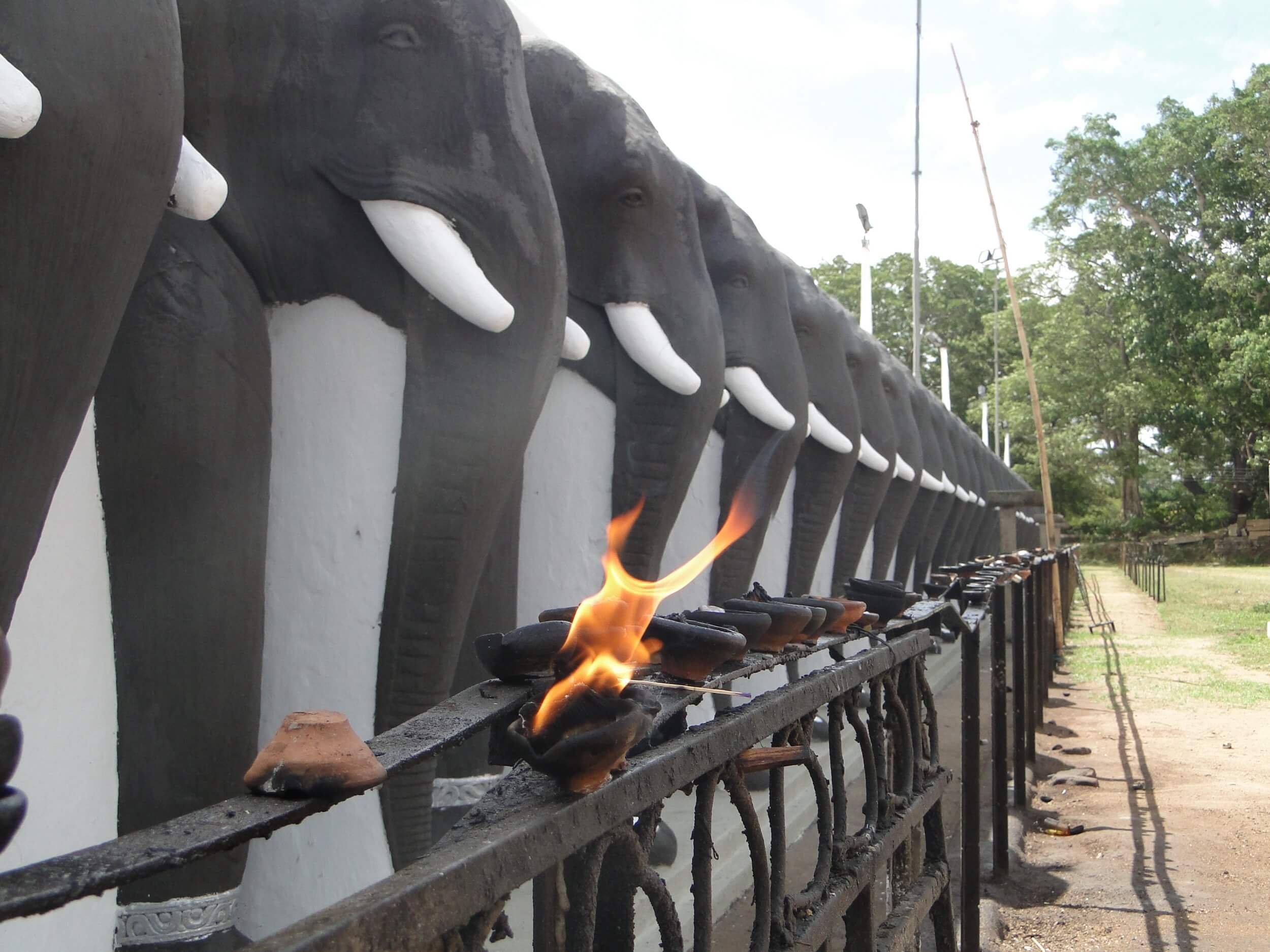 Elefanten an einer Stupa