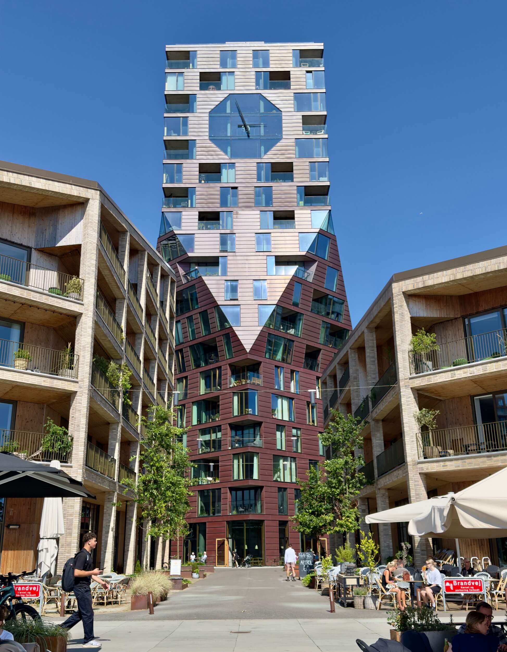 Wohnbebauung am Hafen von Aarhus – mit öffentlichen Freiräumen davor