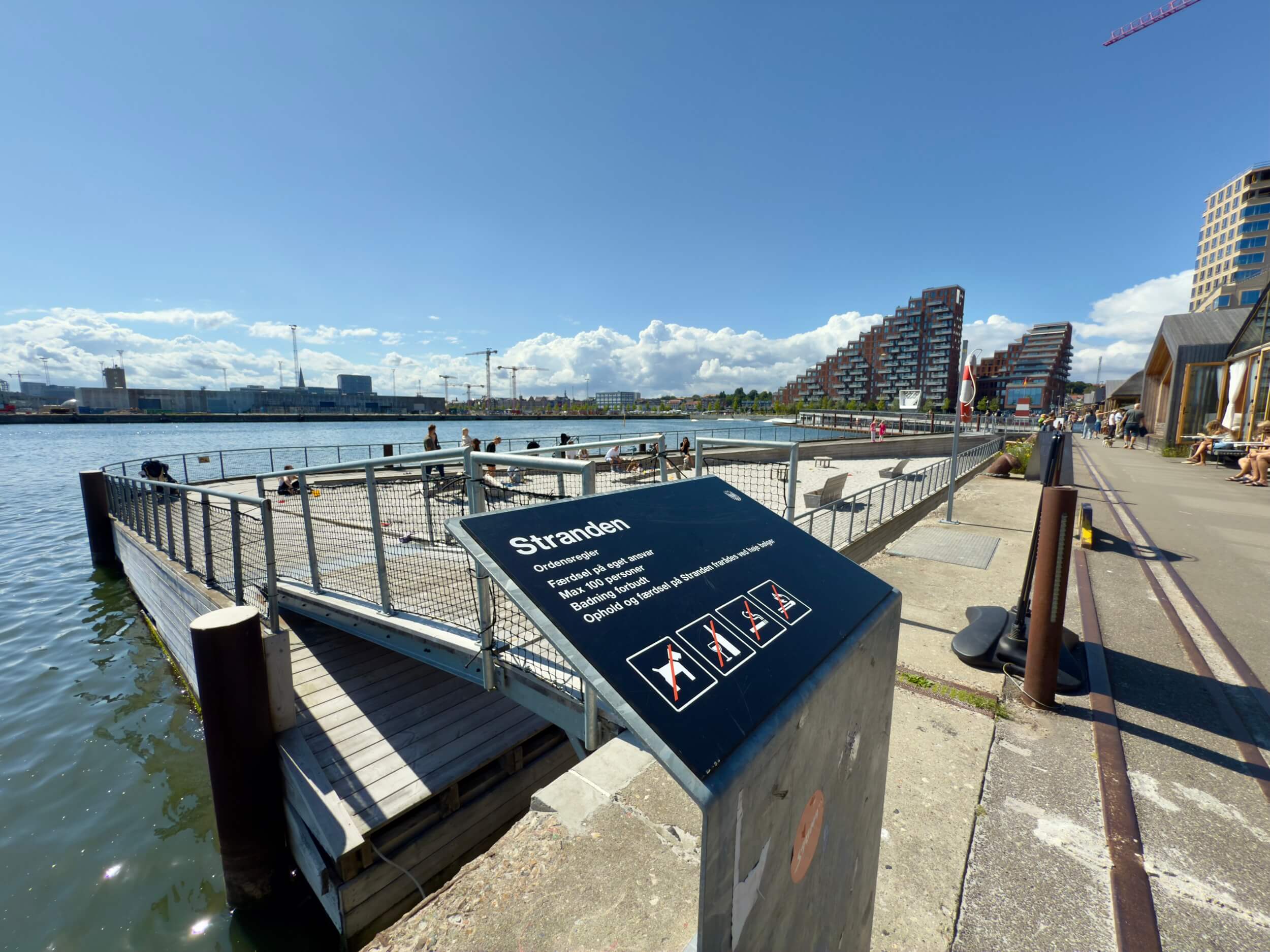 Künstlicher Sandstrand mit Blick auf die Hafenkante
