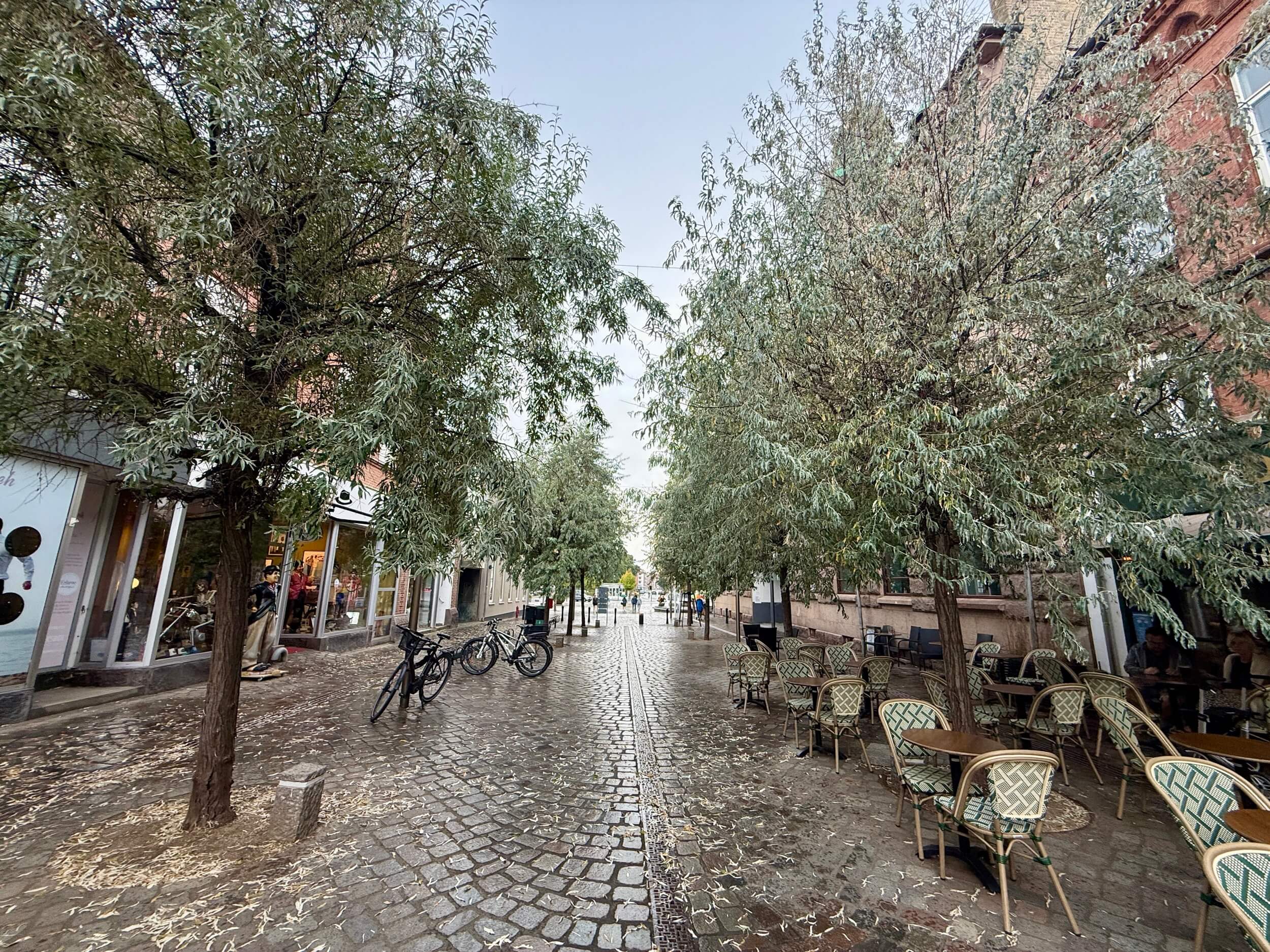 Platz in Horsens mit Bäumen, Sitzbereichen und breiten Wegen