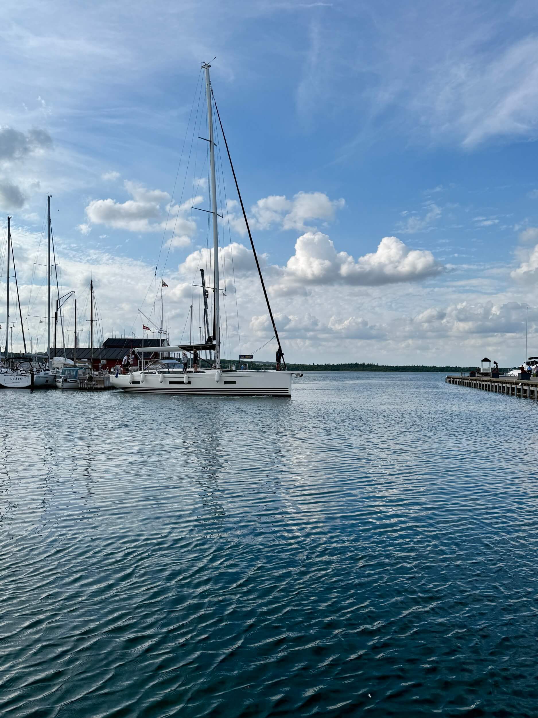 Hafenbecken von Juelsminde mit Booten und Mole